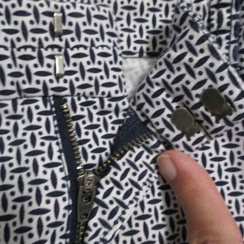 Gap shorts Khakis by Gap, Bermuda navy & white cotton with stretch size 12 - Picture 6 of 10